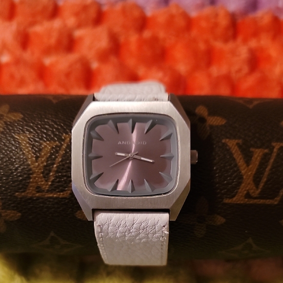 Android Watch AD 209 Unisex 42mm Silver Tone White Leather Band New Battery‎ - Picture 1 of 9